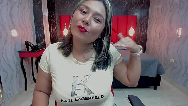 LatinaHoleQueen online show from May 28, 2026, 2:47 pm