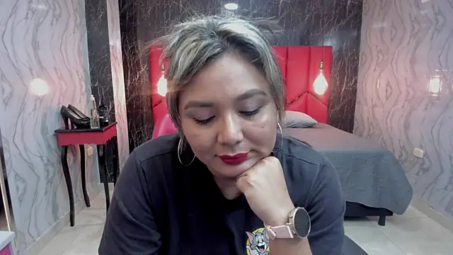 LatinaHoleQueen online show from June 19, 2026, 3:27 pm