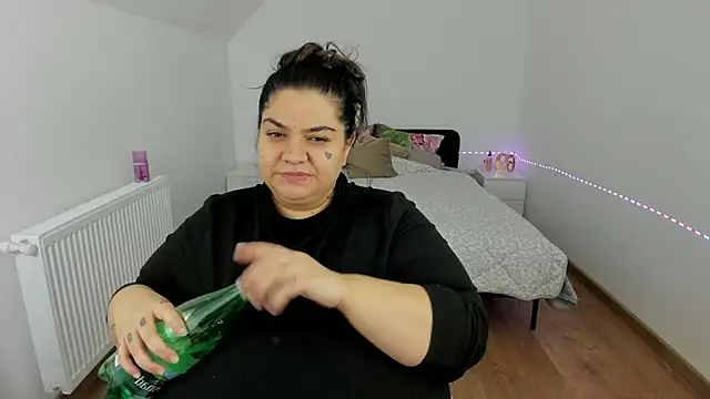 Snapshot of EvvaBBW chatting on October 12, 2025, 7:57 pm EvvaBBW online show from October 12, 2025, 7:57 pm