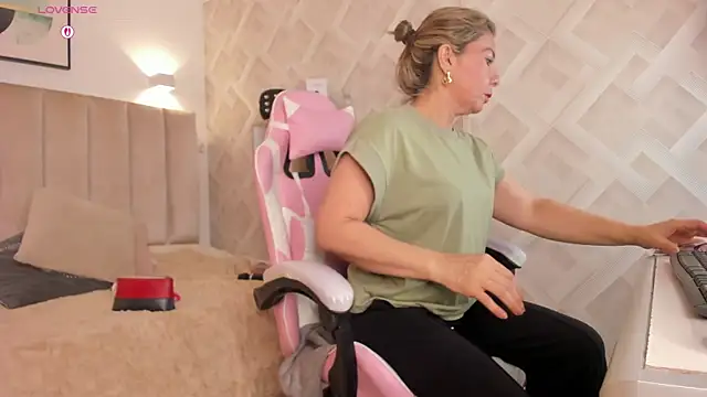 Clhoe Johnson online show from April 11, 2026, 12:31 pm