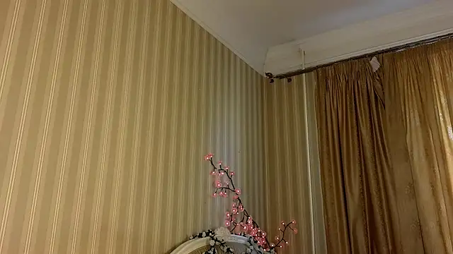 Juuulia  online show from May 18, 2026, 3:18 pm