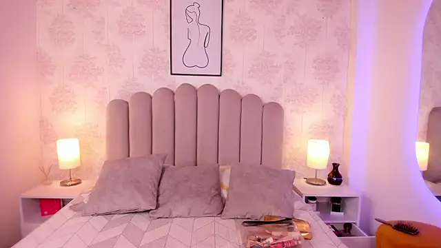 Snapshot of ShaynaHosk chatting on September 16, 2025, 7:37 pm ShaynaHosk online show from September 16, 2025, 7:37 pm