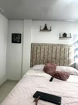 EmiilyEvans  online show from November 7, 2025, 10:32 pm