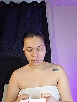 AmaiaSalvatore online show from May 21, 2026, 9:44 pm