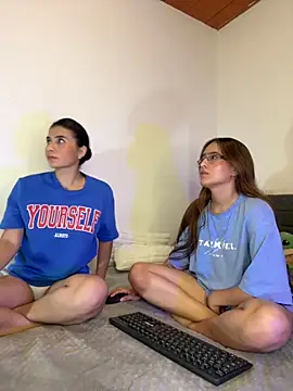 Snapshot of roxanne_03 chatting on October 22, 2025, 4:24 am roxanne 03 online show from October 22, 2025, 4:24 am