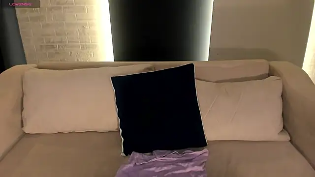 AmbarJames  online show from March 28, 2026, 12:16 pm