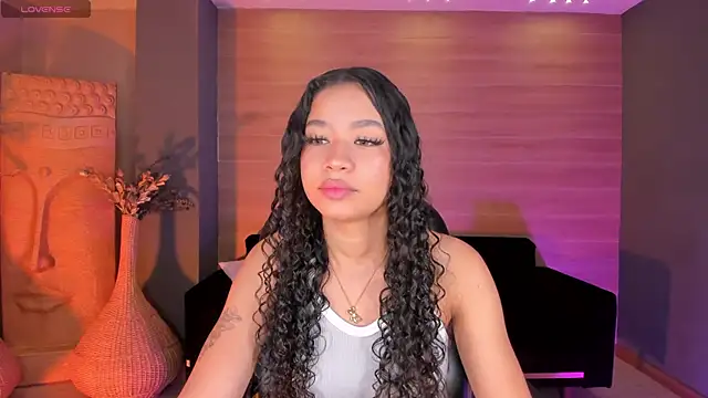 Snapshot of SophieHouston_ chatting on October 22, 2025, 4:35 am SophieHouston  online show from October 22, 2025, 4:35 am