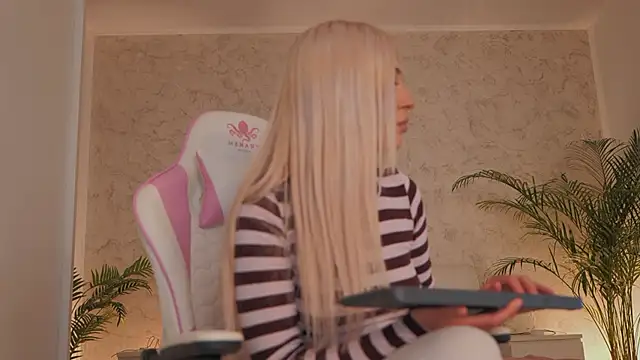 daisyblushh online show from March 10, 2026, 4:34 pm