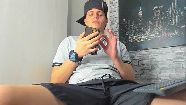 Snapshot of Themasterhades_777 chatting on October 5, 2025, 12:20 am Themasterhades 777 online show from October 5, 2025, 12:20 am