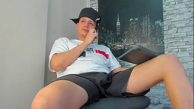 Snapshot of Themasterhades_777 chatting on October 23, 2025, 8:29 pm Themasterhades 777 online show from October 23, 2025, 8:29 pm