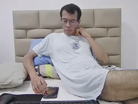 Snapshot of skinnylatino51 chatting on September 21, 2025, 12:23 am skinnylatino51 online show from September 21, 2025, 12:23 am