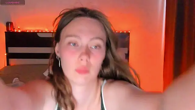 LolaMeddisson online show from July 22, 2026, 1:52 am