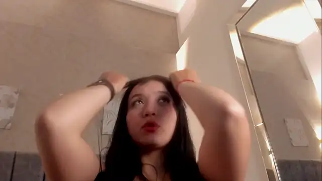 Lunaa bellaa online show from February 2, 2026, 7:56 pm