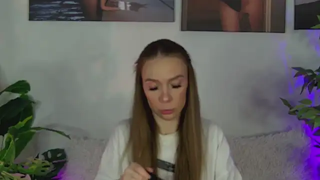 AlysonHuxley  online show from April 6, 2026, 7:15 pm