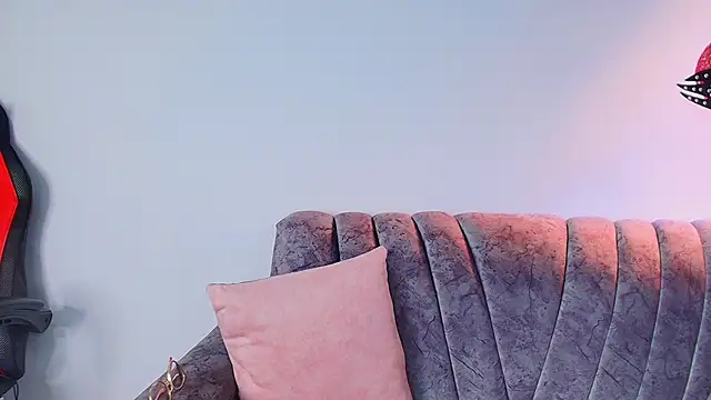 carolinhe  online show from October 2, 2025, 8:16 pm