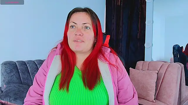 carolinhe  online show from October 3, 2025, 8:17 pm