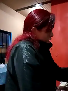 carolinhe  online show from October 21, 2025, 1:23 pm