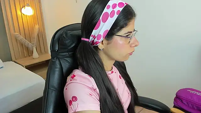 Snapshot of carlina_15 chatting on October 9, 2025, 12:25 pm carlina 15 online show from October 9, 2025, 12:25 pm