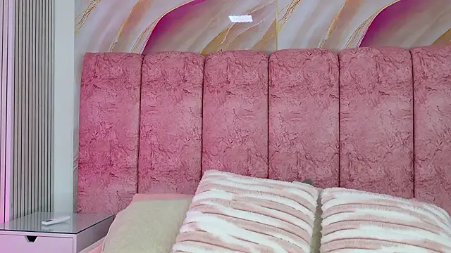 emmacurvy online show from February 18, 2026, 3:13 am