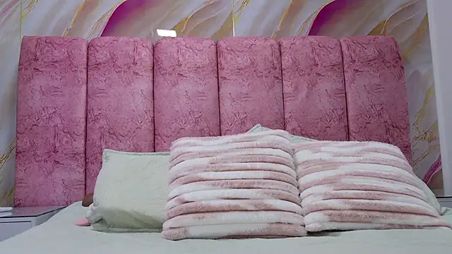 emmacurvy online show from April 11, 2026, 3:11 am