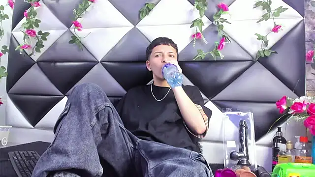 Snapshot of Megan_Thompson_ chatting on October 29, 2025, 2:25 am Megan Thompson  online show from October 29, 2025, 2:25 am