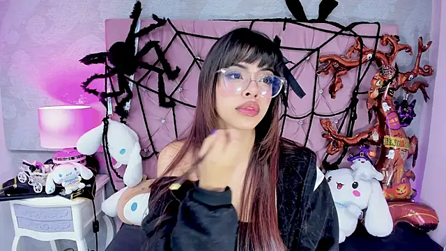 Snapshot of ZarahQueen chatting on October 15, 2025, 10:32 pm ZarahQueen online show from October 15, 2025, 10:32 pm