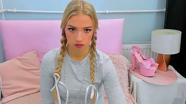 EvetteRose online show from October 14, 2025, 3:24 pm