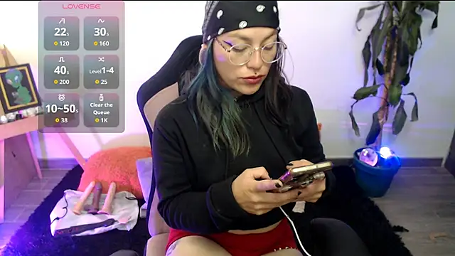 LunaBunny8 online show from November 25, 2025, 2:50 pm