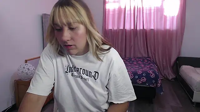 Snapshot of Aiimee_hills chatting on September 15, 2025, 10:21 pm Aiimee hills online show from September 15, 2025, 10:21 pm