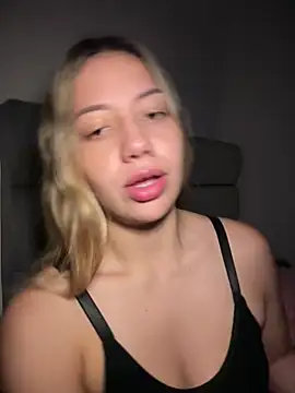 Snapshot of MissCat_ chatting on December 14, 2025, 2:28 am MissCat online show from December 14, 2025, 2:28 am