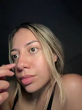 Snapshot of MissCat_ chatting on December 20, 2025, 3:13 am MissCat online show from December 20, 2025, 3:13 am