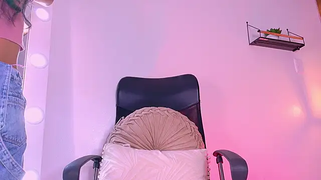 TiffValentinee  online show from October 6, 2025, 7:55 pm