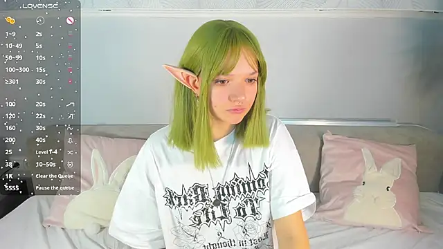 Molly Platt online show from October 2, 2025, 9:05 am