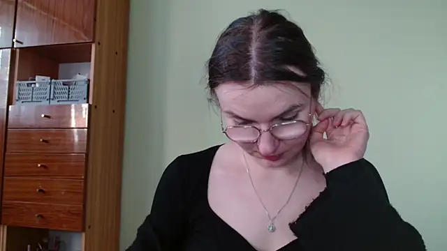 LooveELLYx online show from February 4, 2025, 2:43 pm