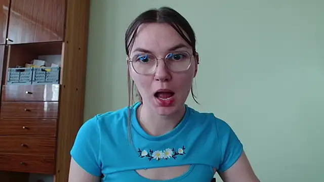 LooveELLYx online show from October 10, 2025, 6:34 am