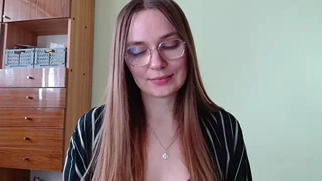 LooveELLYx online show from April 13, 2026, 1:38 pm