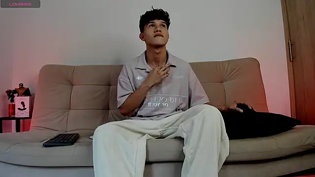 Snapshot of 2Amateur_Guys chatting on November 6, 2025, 10:21 pm 2Amateur Guys online show from November 6, 2025, 10:21 pm