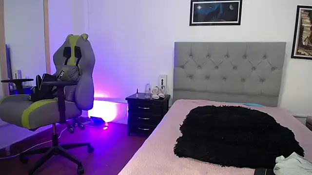 Esmeraldaa- online show from November 1, 2025, 11:29 pm