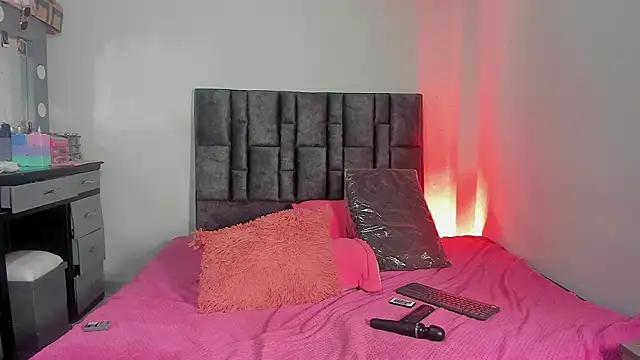 Snapshot of Esmeraldaa- chatting on February 7, 2026, 6:17 am Esmeraldaa- online show from February 7, 2026, 6:17 am