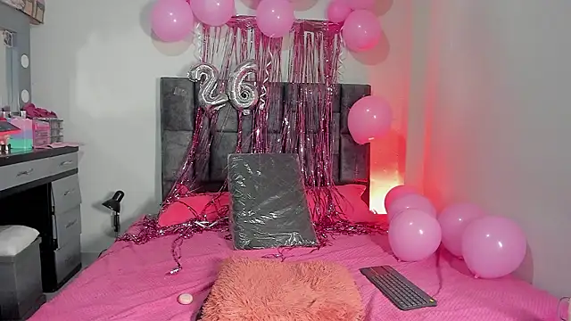 Snapshot of Esmeraldaa- chatting on February 12, 2026, 4:07 am Esmeraldaa- online show from February 12, 2026, 4:07 am