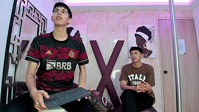 Snapshot of TWINKS_FRIENDS chatting on February 2, 2026, 1:21 pm TWINKS FRIENDS online show from February 2, 2026, 1:21 pm