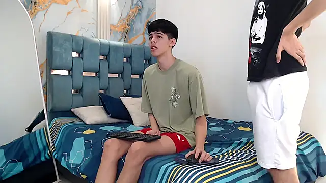 Snapshot of TWINKS_FRIENDS chatting on February 12, 2026, 1:17 pm TWINKS FRIENDS online show from February 12, 2026, 1:17 pm