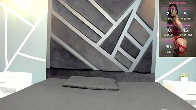 zoe martins  online show from November 5, 2025, 7:25 pm