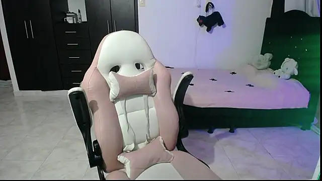 Snapshot of Elizabeth_rose02 chatting on October 17, 2025, 1:42 am Elizabeth rose02 online show from October 17, 2025, 1:42 am