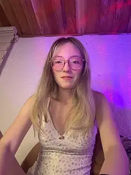 Snapshot of ReenKitty chatting on March 20, 2026, 5:23 am ReenKitty online show from March 20, 2026, 5:23 am