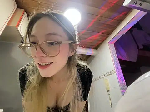 Snapshot of ReenKitty chatting on April 19, 2026, 3:17 am ReenKitty online show from April 19, 2026, 3:17 am