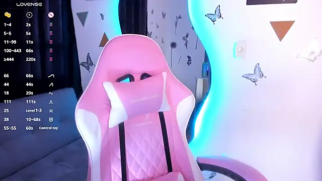 luciamature  online show from November 26, 2025, 9:05 pm