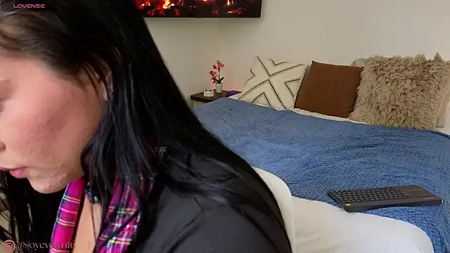 Evelyn  16 online show from November 29, 2025, 2:31 pm