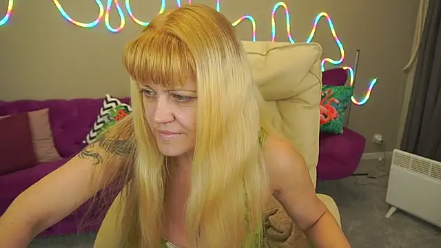 BellaLaPetit online show from October 24, 2025, 1:40 pm