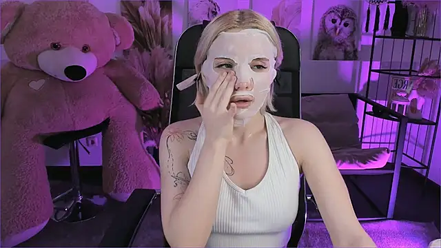 AuroraWrenfield online show from December 23, 2025, 12:30 am